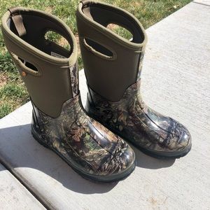 US size 6 Youth Bogs Snowboot